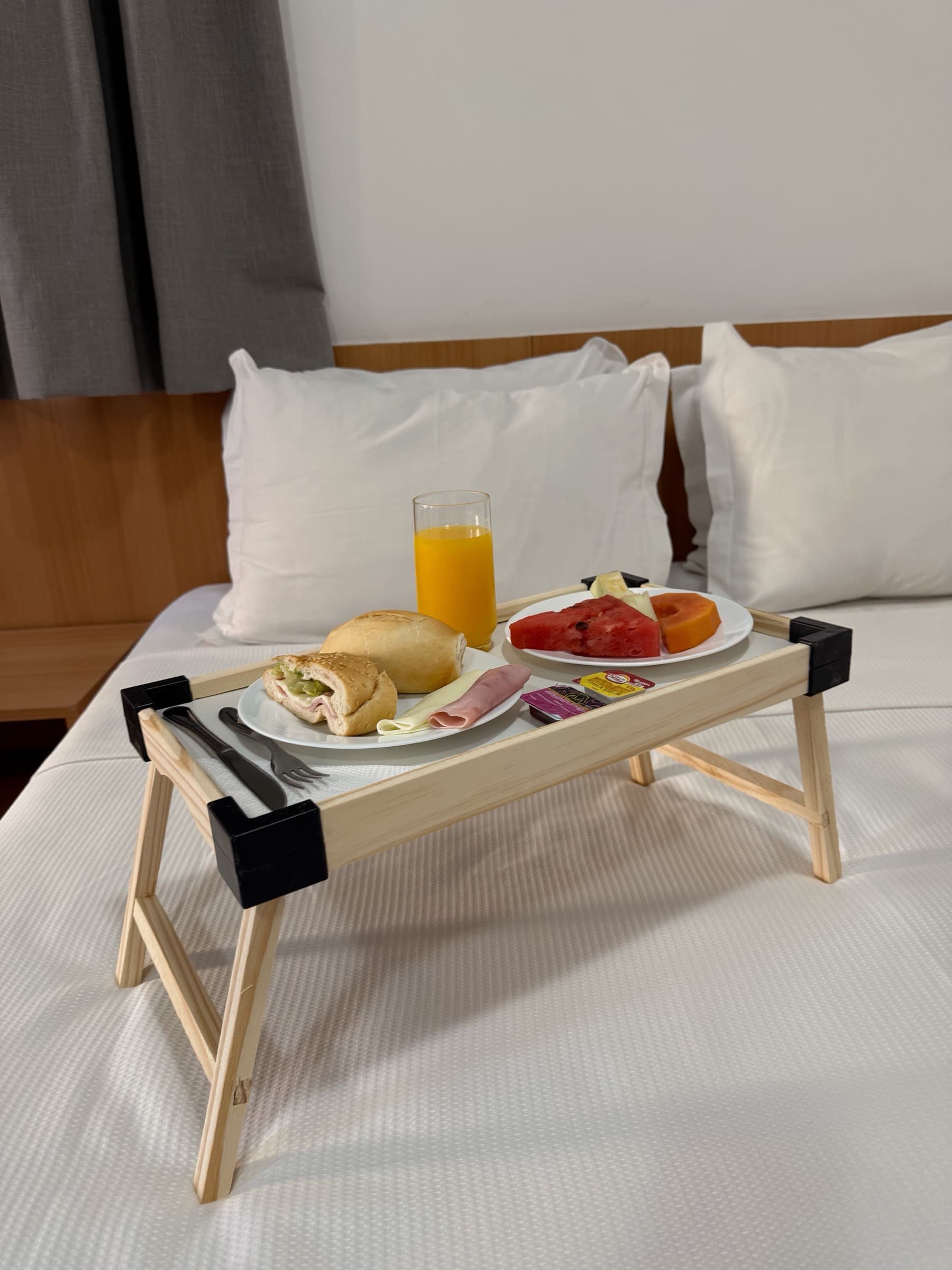Quarto com cama de casal e ambiente aconchegante